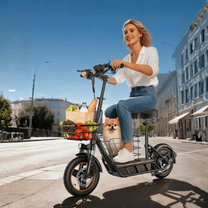 Kvinna som kör Wheely H14 elsparkcykel i stadsmiljö