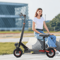 Kvinna sitter på Wheely J01 elsparkcykel