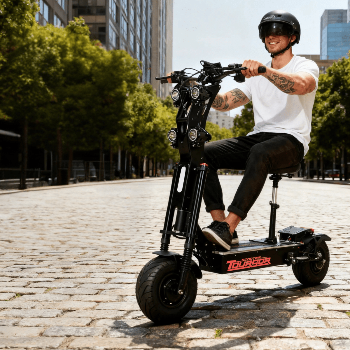 Man som kör Wheely X13 elsparkcykel