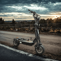 Wheely X14 Pro elsparkcykel snett framifrån på en väg