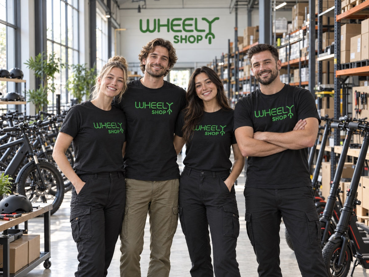 Wheelyshops story – från idé till innovation: Wheelyshop-teamet på lagret bland elcyklar, elsparkcyklar och reservdelar