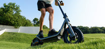 Person som kör Xiaomi 6 GL elsparkcykel i stadsmiljö