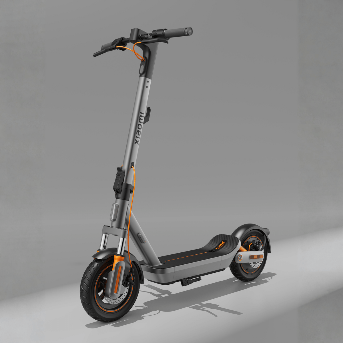 Xiaomi 6 Max GL elsparkcykel snett framifrån mot mörk bakgrund