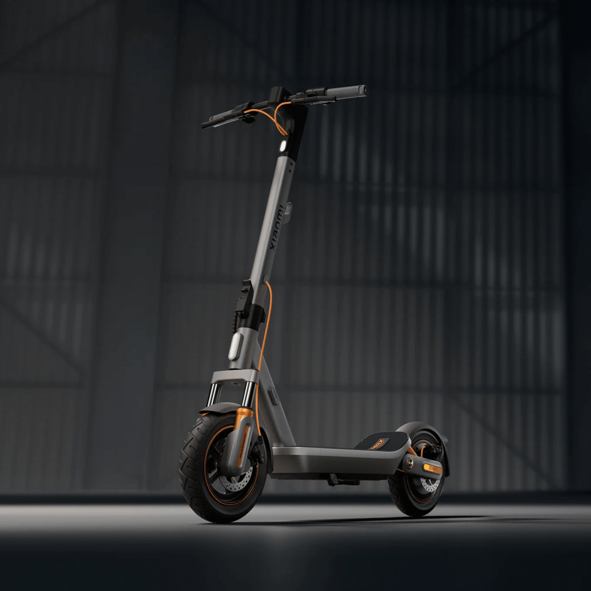Xiaomi 6 Max GL elsparkcykel sedd från sidan mot mörk bakgrund