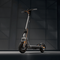 Xiaomi 6 Max GL elsparkcykel sedd från sidan mot mörk bakgrund