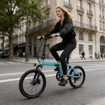 Kvinna som kör YANGOR H19 hopfällbar elcykel i stadsmiljö i färgen ljusblå