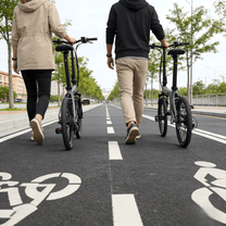 Två förare med YANGOR H19 hopfällbar elcykel i färgen grå på en gångväg