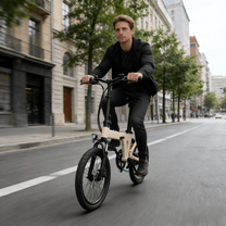 Man som kör YANGOR H19 hopfällbar elcykel i färgen beige på en gata