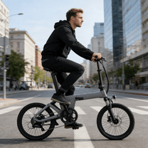 Man som kör YANGOR H19 hopfällbar elcykel framifrån i färgen grå i stadsmiljö