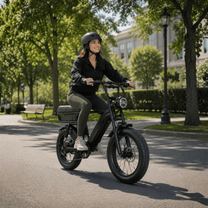 Kvinna som kör YANGOR Y20 Pro Max fatbike-elcykel i färgen svart i en park