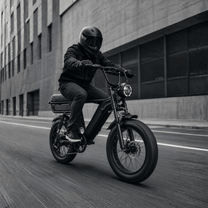 Man som kör YANGOR Y20 Pro Max fatbike-elcykel i färgen svart i stadsmiljö