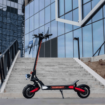 Nanrobot LS7+ elsparkcykel snett framifrån i stadsmiljö