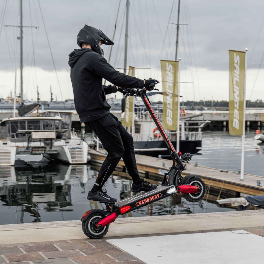 Person som kör Nanrobot LS7+ elsparkcykel